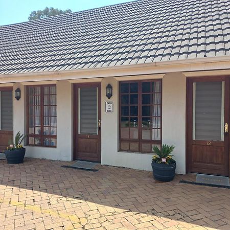 Or Tambo Guest House Kempton Park Eksteriør bilde
