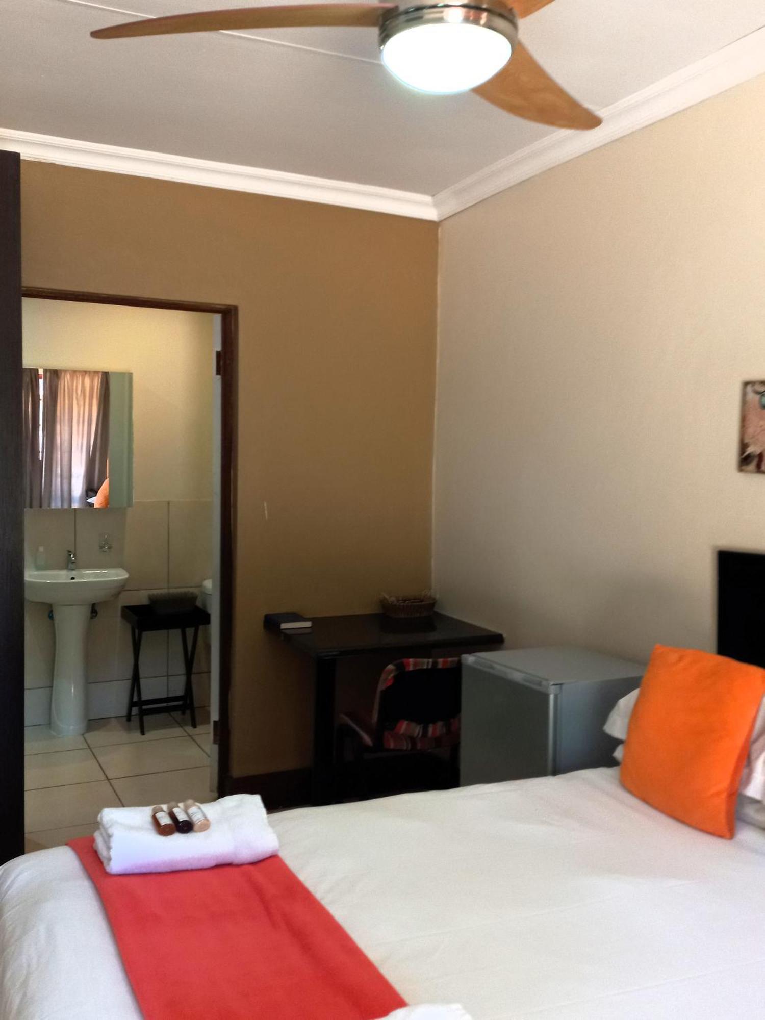 Or Tambo Guest House Kempton Park Eksteriør bilde