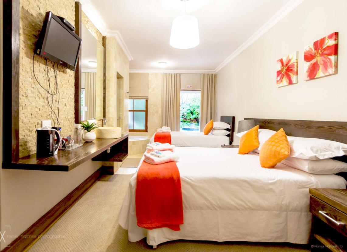 Or Tambo Guest House Kempton Park Eksteriør bilde