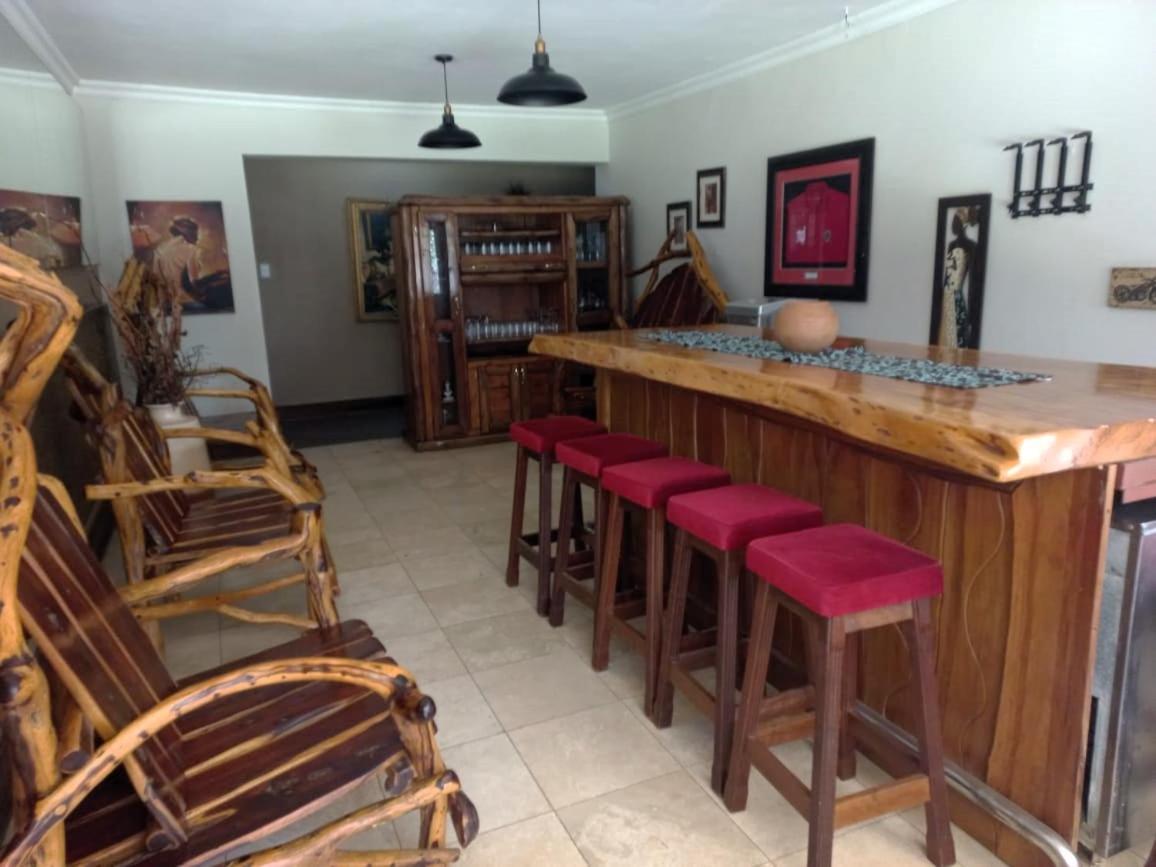 Or Tambo Guest House Kempton Park Eksteriør bilde