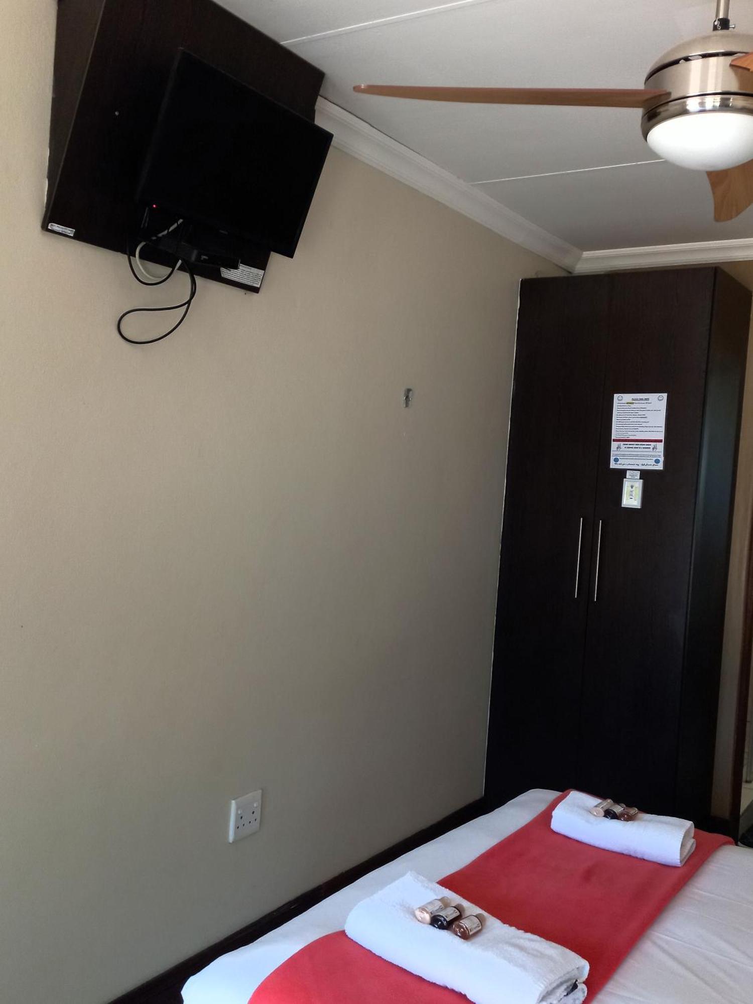 Or Tambo Guest House Kempton Park Eksteriør bilde