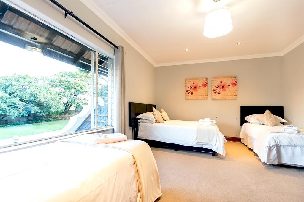 Or Tambo Guest House Kempton Park Eksteriør bilde