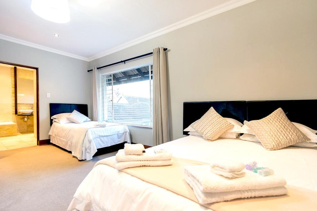 Or Tambo Guest House Kempton Park Eksteriør bilde