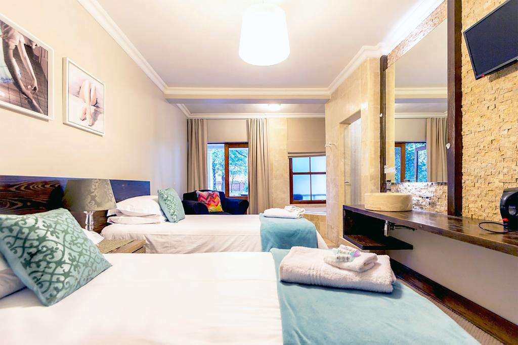 Or Tambo Guest House Kempton Park Eksteriør bilde