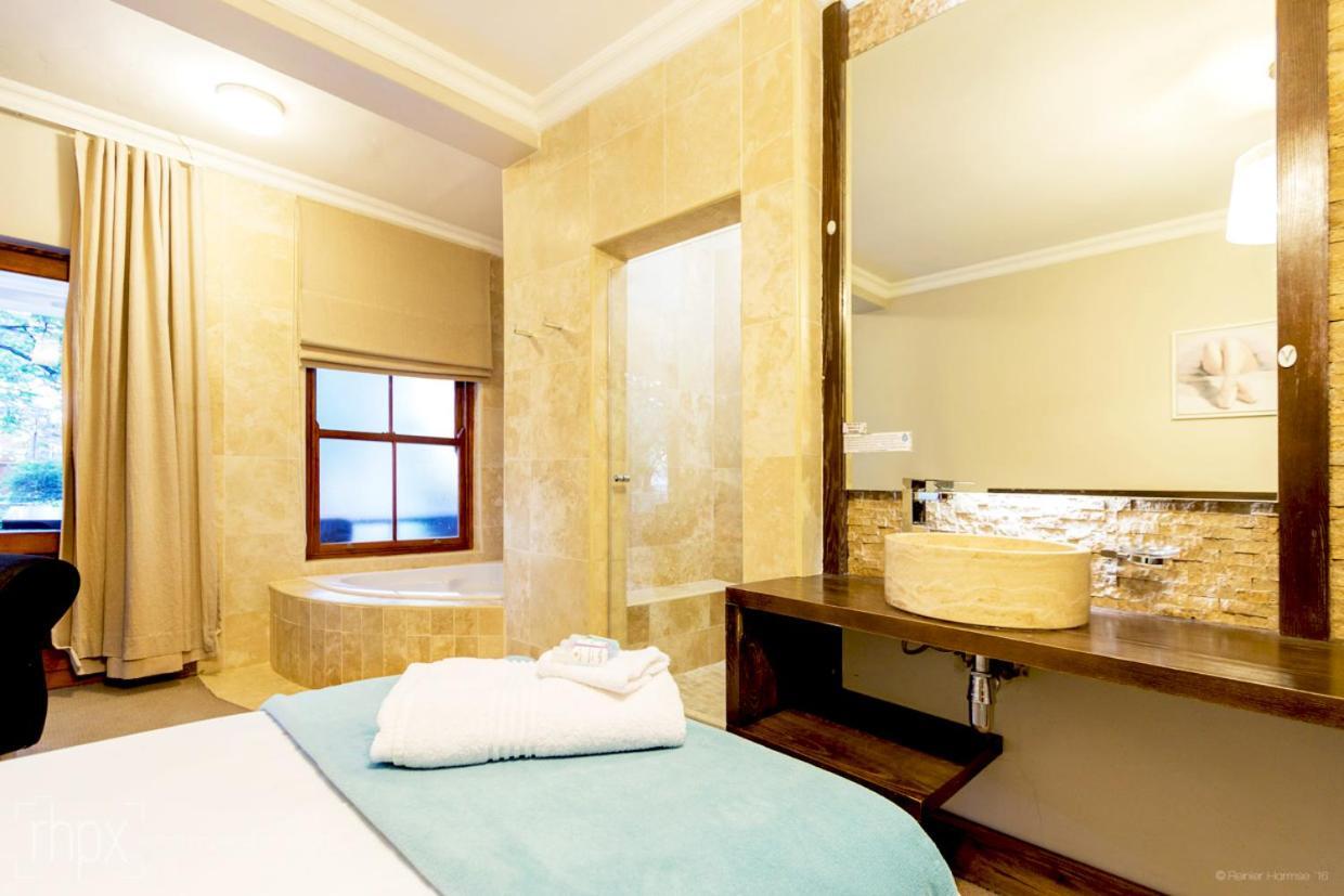 Or Tambo Guest House Kempton Park Eksteriør bilde